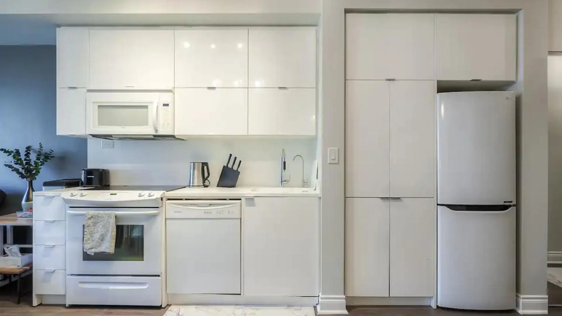 Entire Condo, Heart Of Downtown Toronto Apartment